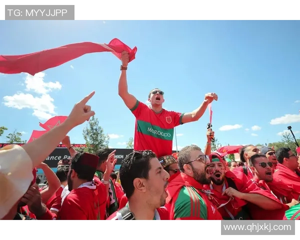 足球明星亲临球场展现风采与激情引发球迷热烈追捧 足球明星亲临球场展现风采与激情引发球迷热烈追捧